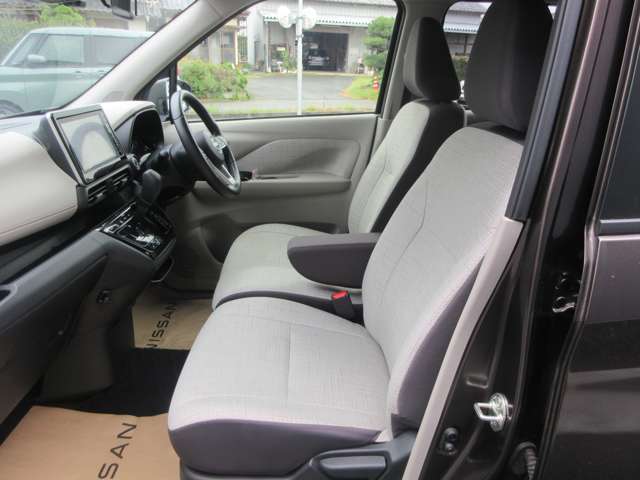 【VDC】運転操作やクルマの速度を検知して、ブレーキやエンジン出力の制御を 自動的に行い、滑りやすい路面やカーブを曲がるときや障害物を回避するときにクルマ の横滑りを軽減し、運転に安心感を与えます。