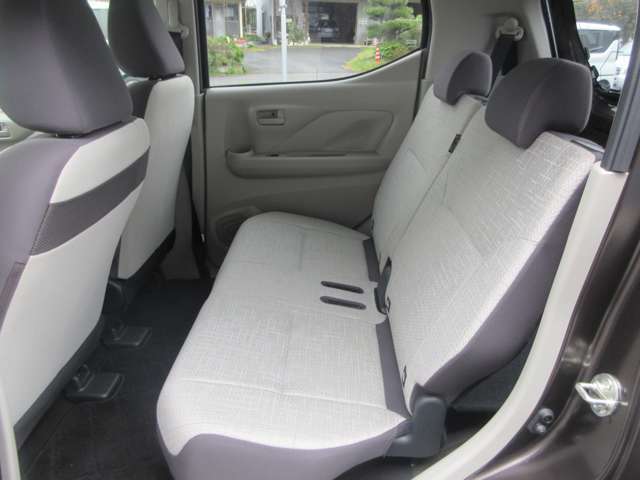 【踏み間違い防止アシスト】ブレーキペダルと間違えてアクセルペダルを踏み込んだ場合に、エンジン出力を抑制しブレーキを制御。壁やコンビニなどのガラス、人との衝突回避をアシストします。