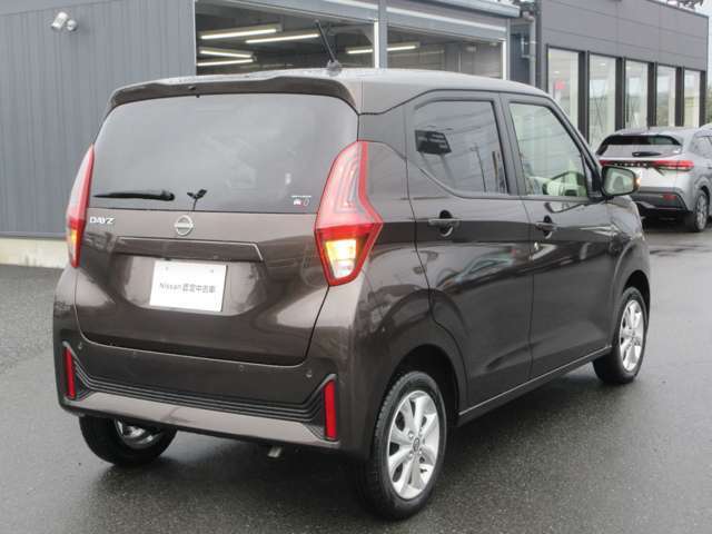 エマージェンシーブレーキは、 約10～80km/h の範囲で前方の車両や歩行者と衝突する可能性がある場合に作動し、自動的に停止又は減速することにより 衝突回避や衝突被害の軽減を図ります。