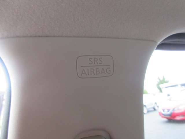 【サイドカーテンエアバッグシステム】 クルマの側面衝突事故の際、乗員の頭部への衝撃を和らげるために、サイドウィンドウ上部から飛び出してカーテンのように広がるエアバッグです。