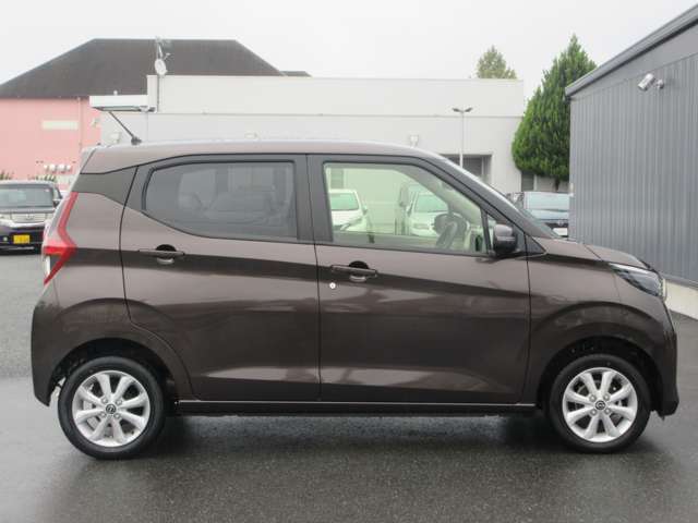 LDW（車線逸脱警報）運転者が意図せず走行車線から逸脱しそうなとき、警報によって注意を促します。