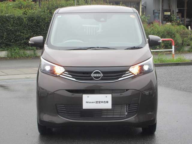 【LEDヘッドランプ】ハロゲンヘッドランプの約2倍の光量でより明るく遠くを照射。視認性、長寿命、省電力に優れ、スタイリッシュな白光色も魅力