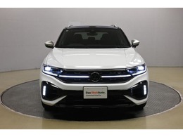 LEDヘッドライト。日中の自然光に近いLEDの光が、より明るく夜道を照らしドライバーの疲労を減らします。