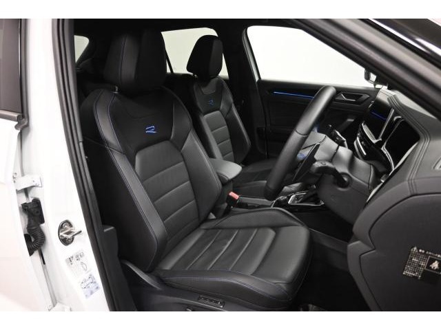 安全性と快適性を追求した、少し硬めのシート。 これは長時間の運転や渋滞などの状況でも、身体の疲労度が少ないことを求めたものです。