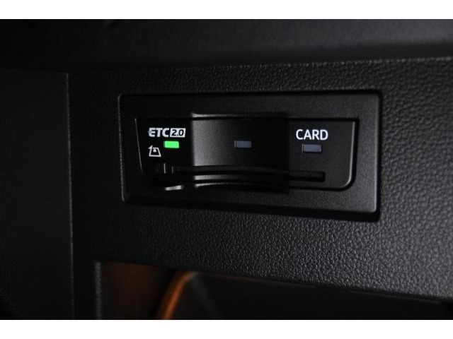 ETC2.0対応車載器。全国の高速道路に設置されたITSスポットとの高速大容量（ETCの4倍）、双方向通信で、世界初の路車協調システムによる運転支援サービスを受けることができます。