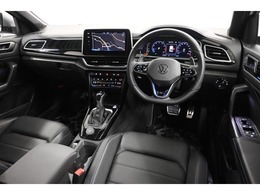 人を中心とした機能的なインテリア。フォルクスワーゲン車は、使いやすさと、視界の良さにもこだわっています。