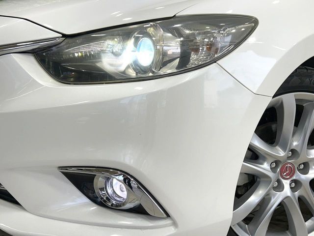 【HIDヘッドライト】非常に明るく前方を照らしてくれるので、悪天候や夜間の走行時も視界良好で安心してお乗りいただけます。