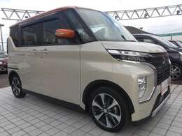 サイドシルガーニッシュとホイールアーチをブラックとし、前後バンパー下部のスキッドプレート形状部をシルバーとすることで、SUVらしさを強調しています☆