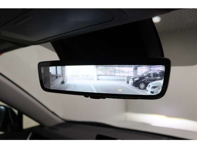 【デジタルインナーミラー】車両後方カメラの映像を映します。ヘッドレストや荷物などで視界を遮らずに後方を確認することができます。切替レバーを操作して通常のミラーモードに変更ができます。