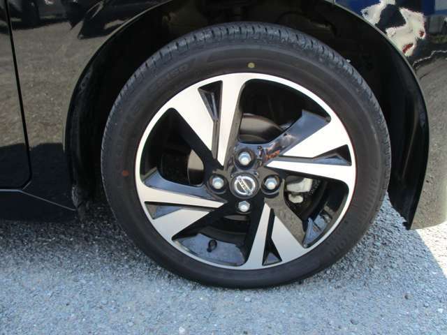 純正アルミホイール。タイヤサイズは165/55R15です。
