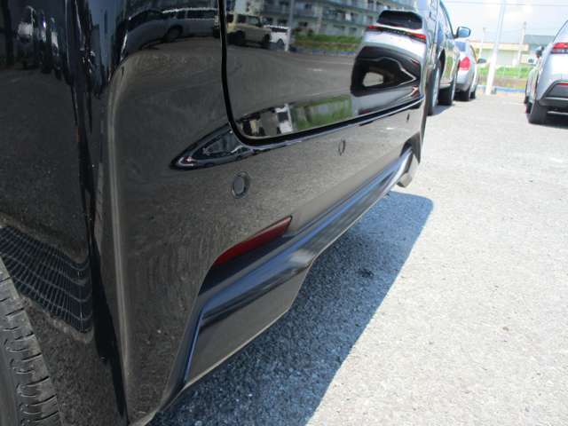 【踏み間違い衝突防止アシスト】前後バンパーに装着されているセンサーで、駐車場での急加速を抑制し、壁や歩行者との衝突回避を支援します。