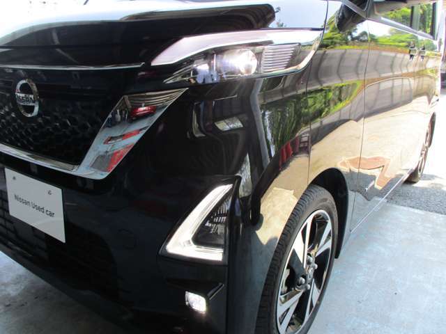 明るいLEDヘッドライト採用で夜の運転も安心です。フォグランプもついていて、霧の中でも明るい視界を確保します。