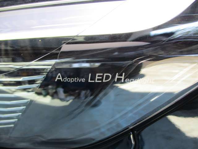 【アダプティブLEDヘッドライトシズテム】車両を検知し、LEDヘッドライトが対向車や先行車を照射しないように自動でハイビームの照射範囲を切り替えます。