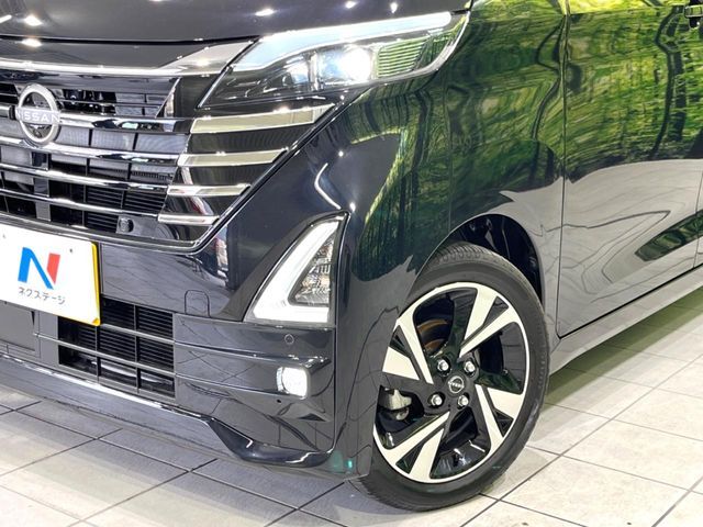 【LEDヘッドライト】悪天候や夜間走行時も良好な視界を確保し安心して運転できる高輝度LEDヘッドライトを装備！点灯速度が早く、消費電力も抑えられています。