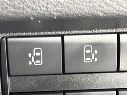 【両側パワースライドドア】スマートキーや運転席のスイッチで後席両側スライドドアの開閉が可能♪電動だから力を入れてドアを開ける必要が無く、小さなお子様でも簡単に開け閉めでき快適です♪