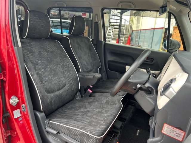 運転席側の写真です。運転席側面、シートの状態をご確認下さい。