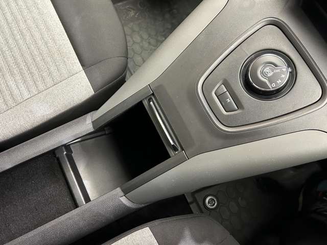 ご遠方の場合でも、下取り車両の金額を概算でお出しすることは可能でございます。車検証をお手元に、走行距離をご確認の上お問い合わせくださいませ。