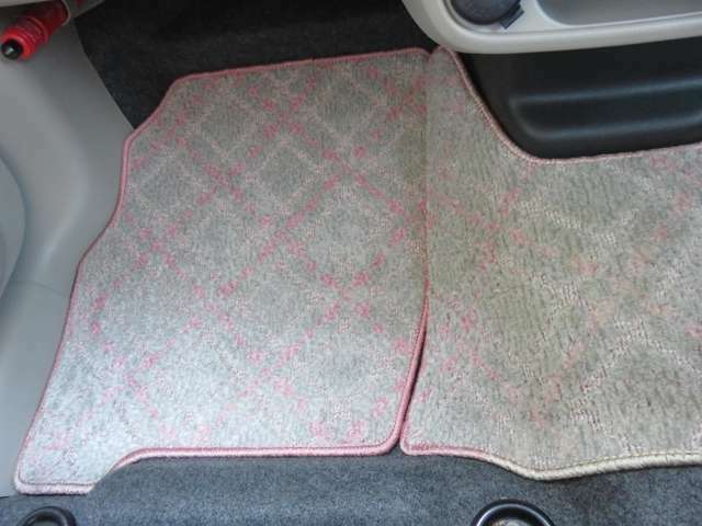 フロアカーペットはピンクのかわいいものですよ。