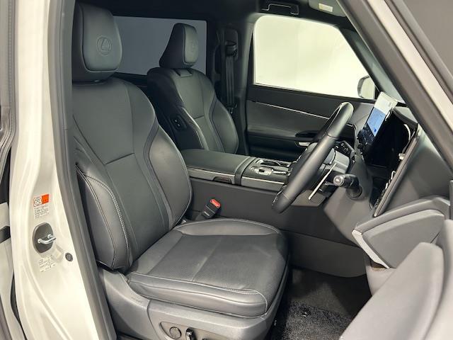 運転席のシートはきれいでゆったりしています。ゆったりとした空間で座り心地の良い椅子です。