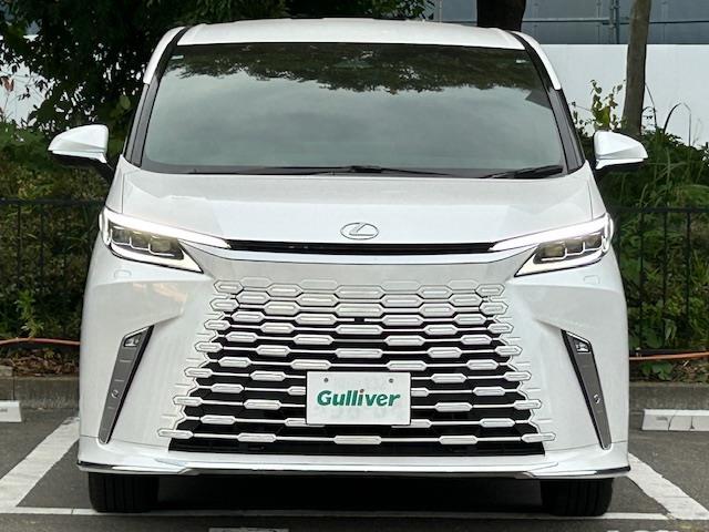 お車を前から見るとこのような感じです。ヘッドライトの形やグリル等顔つきを確認できます。