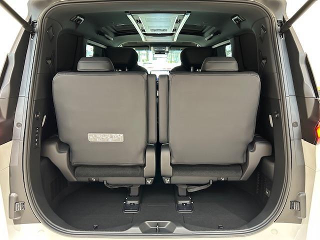 ラゲッジスペースとは、車内の荷物を積むためのスペースのことを指す。後部座席を押し倒すことができる車種の場合、座席を倒してラゲッジスペースを拡大することができる為、荷物の積載量を増やすことが可能である。