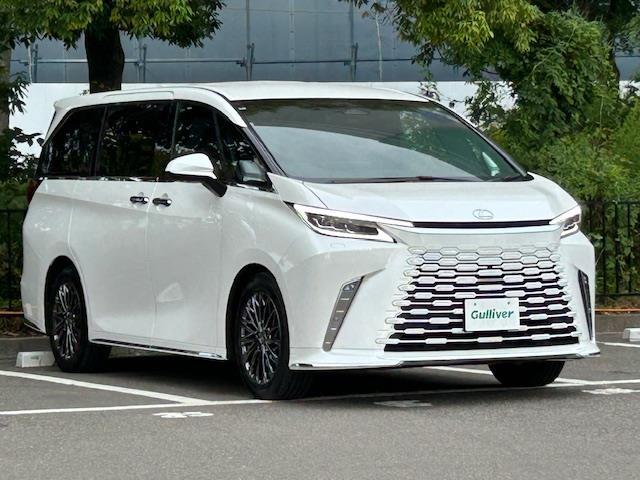 お車を右斜め前から見るとこのような感じです。ヘッドライトの形やグリル等顔つきを確認できます。