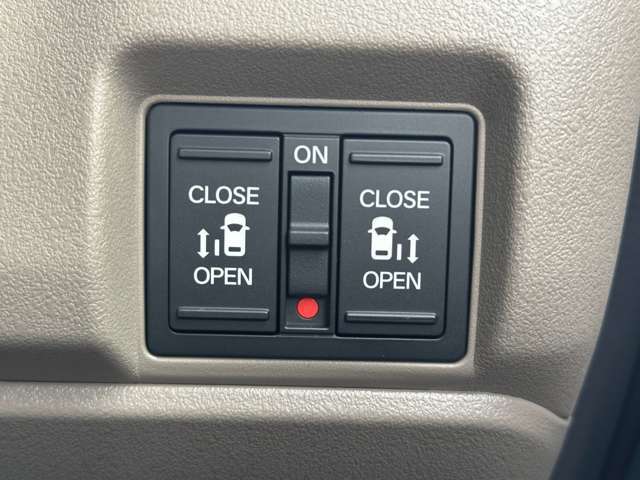 両側電動スライドドア