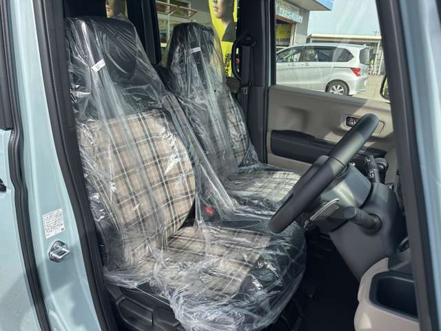 弊社ではお問合せでの遠方販売に自信があります。店頭でのご納車であれば、お車を持込まずに名義変更等のお手続きが出来ますので、ご近所の販売会社で購入する場合とあまり変わらぬ諸経費にてご購入可能です♪