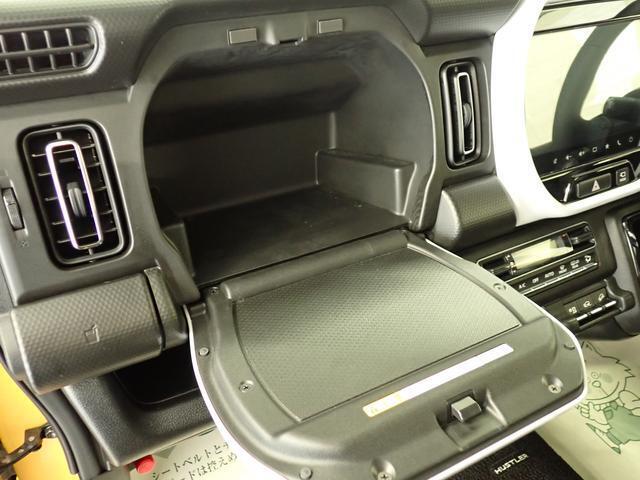 助手席前の収納は、停車時に簡易テーブルとしてもご使用いただけます。