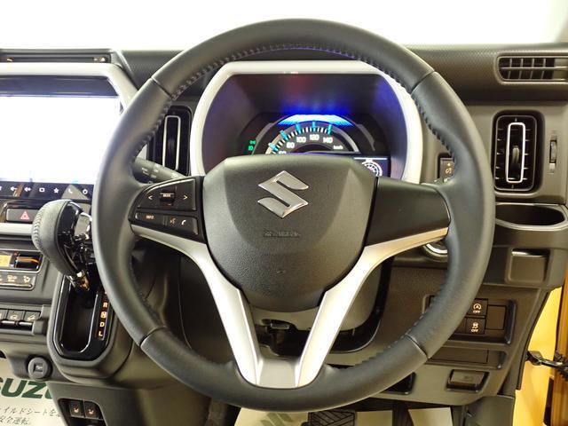 本革巻きのステアリングホイールが　車内に高級感をプラスします。手になじみ、運転しやすいです。