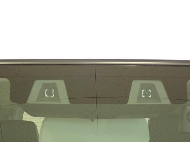 フロントガラス上部に設置された2つのカメラで歩行者や車を認識します。衝突の可能性がある場合、警告やブレーキのアシストをするのでより安全に運転していただけます。