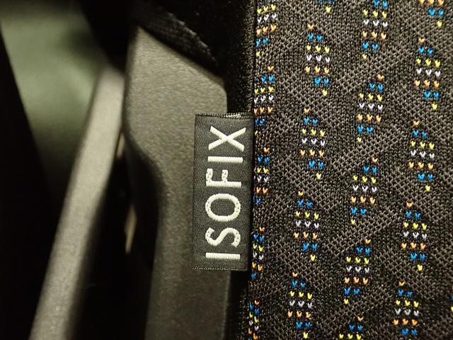 ISOFIX対応のアンカーがあります。チャイルドシートをしっかり固定でき、お子様とのお出かけも安心です。