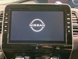 【純正ナビ】人気の純正ナビを装備しております。ナビの使いやすさはもちろん、オーディオ機能も充実！キャンプや旅行はもちろん、通勤や買い物など普段のドライブも楽しくなるはず♪