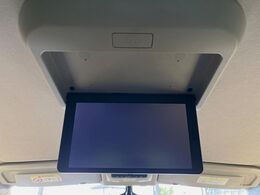 【フリップダウンモニター】大画面モニターで後席でもエンタメをお楽しみいただけます。小さなお子様にも大人気の装備です♪