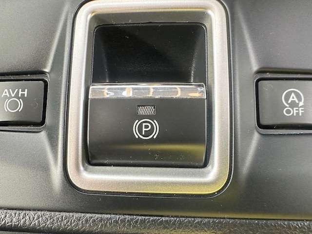 電動パーキングブレーキ搭載車です！従来のサイドブレーキや足踏み式のサイドブレーキの代わりとなるもので、指先の操作でパーキングブレーキの「作動と解除」が行うことができる装備です！