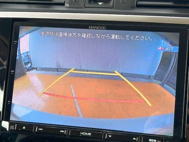バックカメラがついて後方確認が簡単にできます！苦手としている車庫入れ等も安心して出来ますね！凄く需要の高い装備ですので、最初から付いていれば言う事なしですよね！？