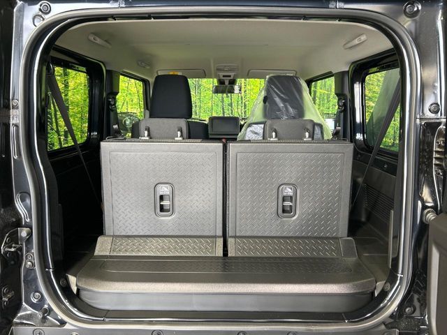 普段のお買い物や通勤、送迎等に十分な荷室スペースを確保しております。セカンドシートを倒すと、大きな荷物の積載も可能です♪