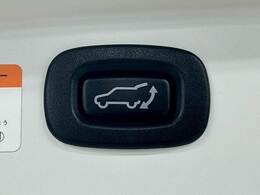 【電動リアゲート】装備しております。両手が塞がた状態からワンタッチでリアゲートを開閉出来る便利なオプションです。