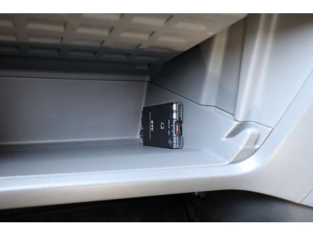 中古車だからボディーコーティングがおすすめ！下地処理が重要なコーティングはもちろんプロの施工でピカピカに仕上げます。濃色車は親水性、淡色車は撥水性のものがオススメ！