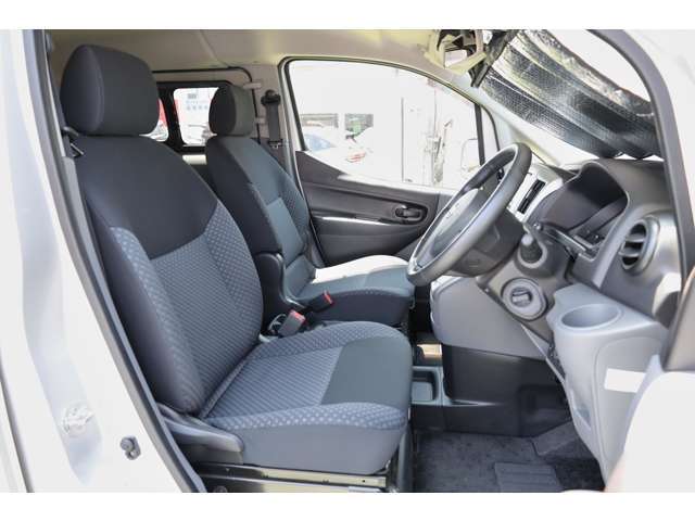 車両入庫後は室内クリーニングと外装ミガキを施します　清潔感のあるお車をご覧くださいませ！