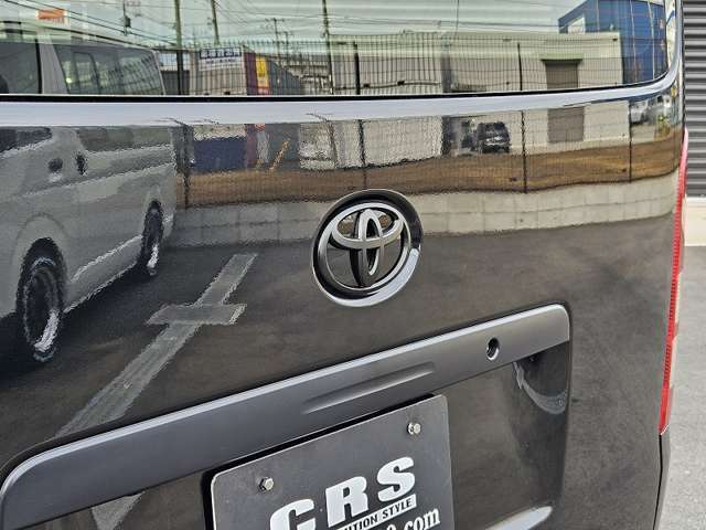 トヨタエンブレム　マットブラック塗装☆ハイエース専門店のCRSが自信を持っておすすめするコンプリート車両です。www.crs9000.com