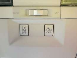 自動衝突被害軽減ブレーキ＆レーンキープアシストシステム（車線逸脱防止支援）搭載車です！衝突時の被害の軽減と、車線を踏み越えそうな時、警告したり、クルマを車線内に戻すよう、アシストします！