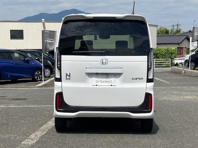 雨の日は中古車は選びにくいですよね。でも当店なら安心です。電話予約を頂ければ屋根下へ移動させて頂きます。雨でもじっくりご検討いただけます。
