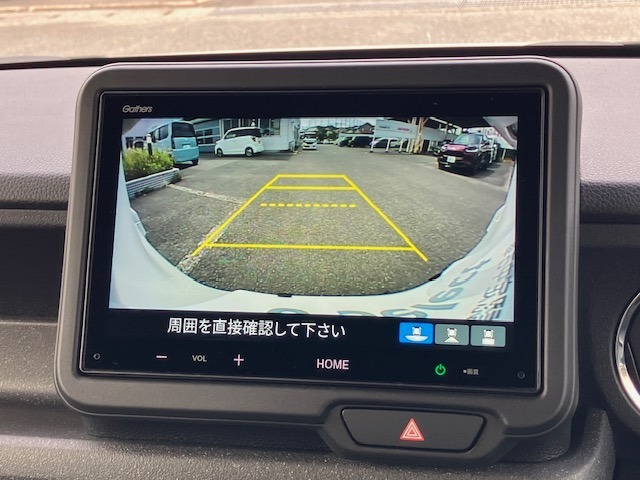 後退時に車両の後ろ側をモニター画面に表示します。車庫入れが苦手な人もこれで安心♪