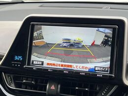 【バックカメラ】駐車時に後方がリアルタイム映像で確認できます。大型商業施設や立体駐車場での駐車時や、夜間のバック時に大活躍！運転スキルに関わらず、今や必須となった装備のひとつです！