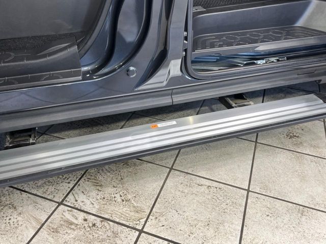 【電動サイドステップ】車高の高いお車でも、これがあれば小さいお子様の乗り降りも楽々♪スライドドアと連動して作動する為、煩わしい操作は不要です！