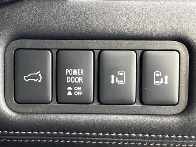 【両側パワースライドドア】スマートキーや運転席のスイッチで後席両側スライドドアの開閉が可能♪電動だから力を入れてドアを開ける必要が無く、小さなお子様でも簡単に開け閉めでき快適です♪