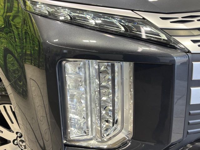 【LEDヘッドライト】悪天候や夜間走行時も良好な視界を確保し安心して運転できる高輝度LEDヘッドライトを装備！点灯速度が早く、消費電力も抑えられています。