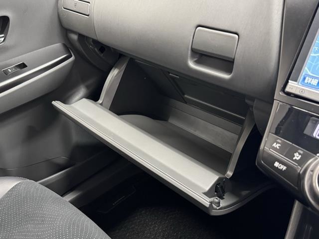 充実の小物入れですね。　ついつい、車内に貯めがちの物も小物入れがあれば綺麗に収納できますね。　詰め過ぎには注意してくださいね。