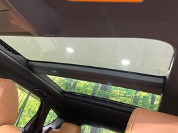 【サンルーフ】開放感たっぷりの希少装備、サンルーフが装着されています！車内に明かりを取り入れたり景色を楽しむ以外にも、車内の空気も簡単に換気できて快適です！